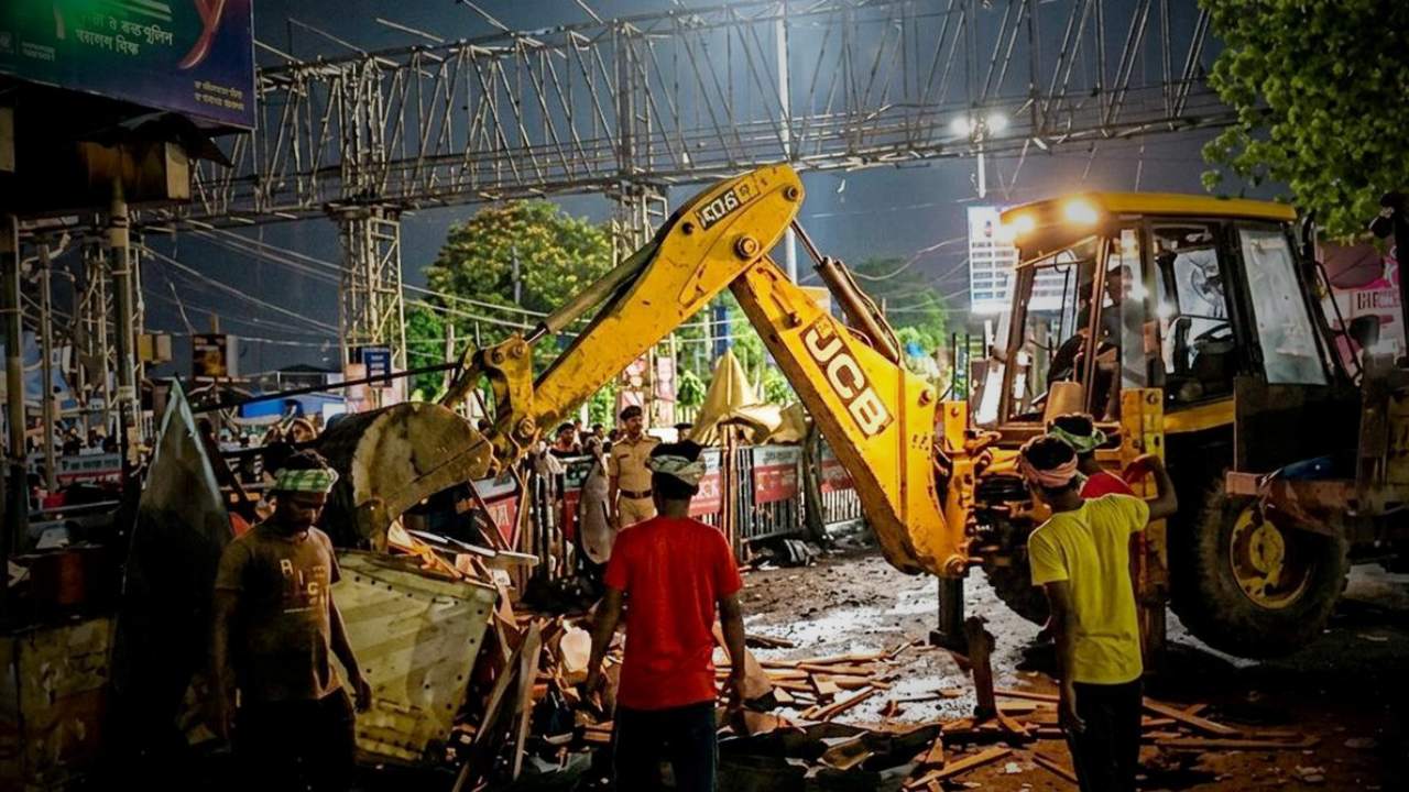 স্টেশন চত্বরে হকারদের জন্য মাসিক ভাড়ায় বৈধ দোকানের ব্যবস্থা করা হোক